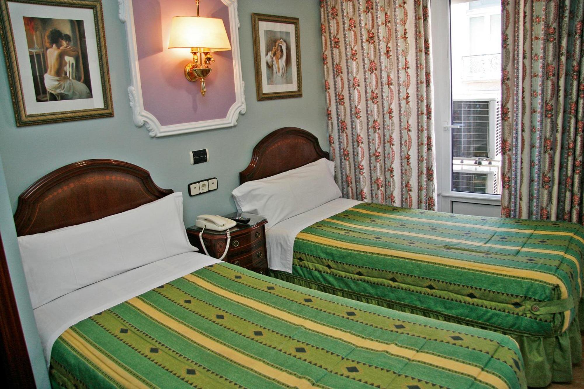 Hostal Victoria II Madrid Exterior photo