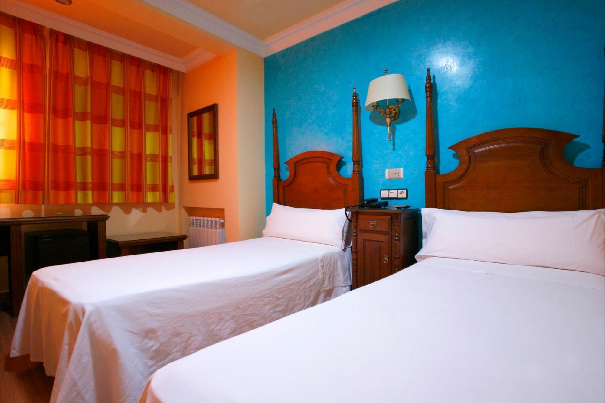 Hostal Victoria II Madrid Exterior photo