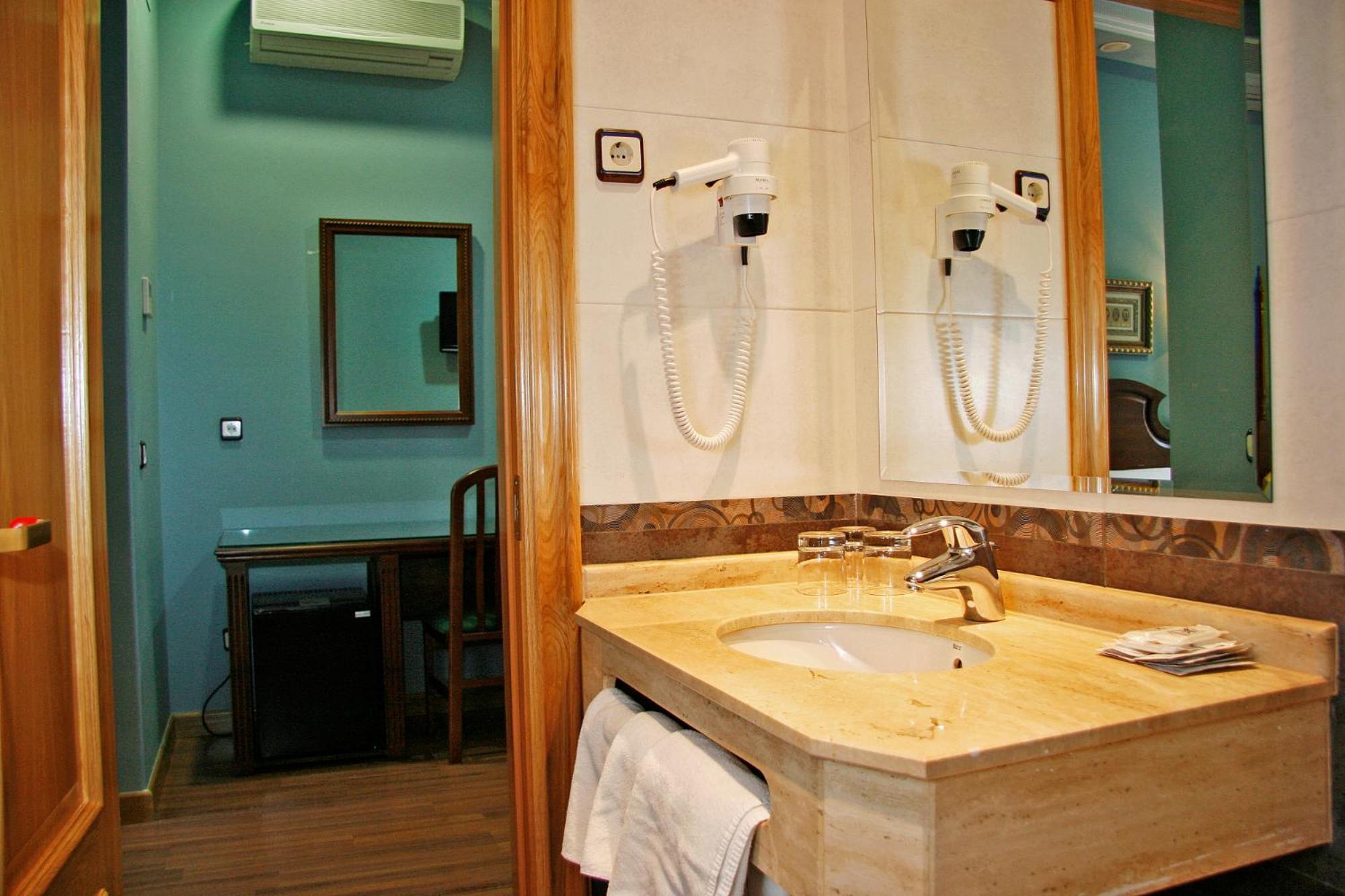Hostal Victoria II Madrid Exterior photo