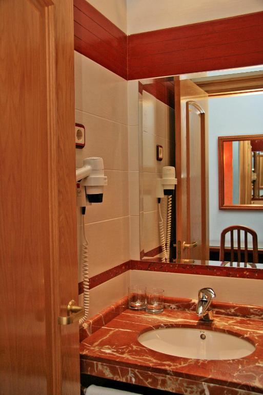 Hostal Victoria II Madrid Room photo
