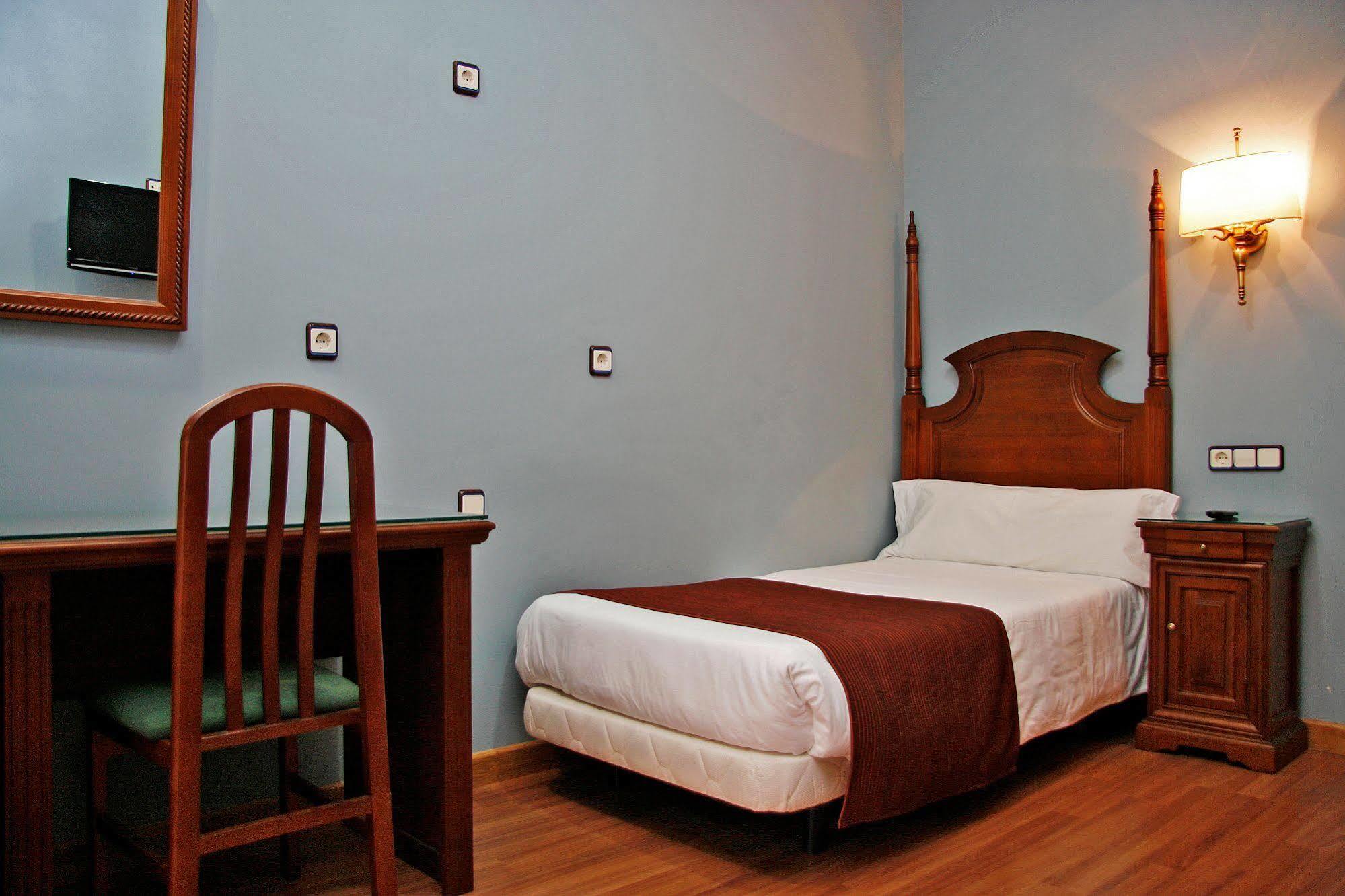 Hostal Victoria II Madrid Exterior photo