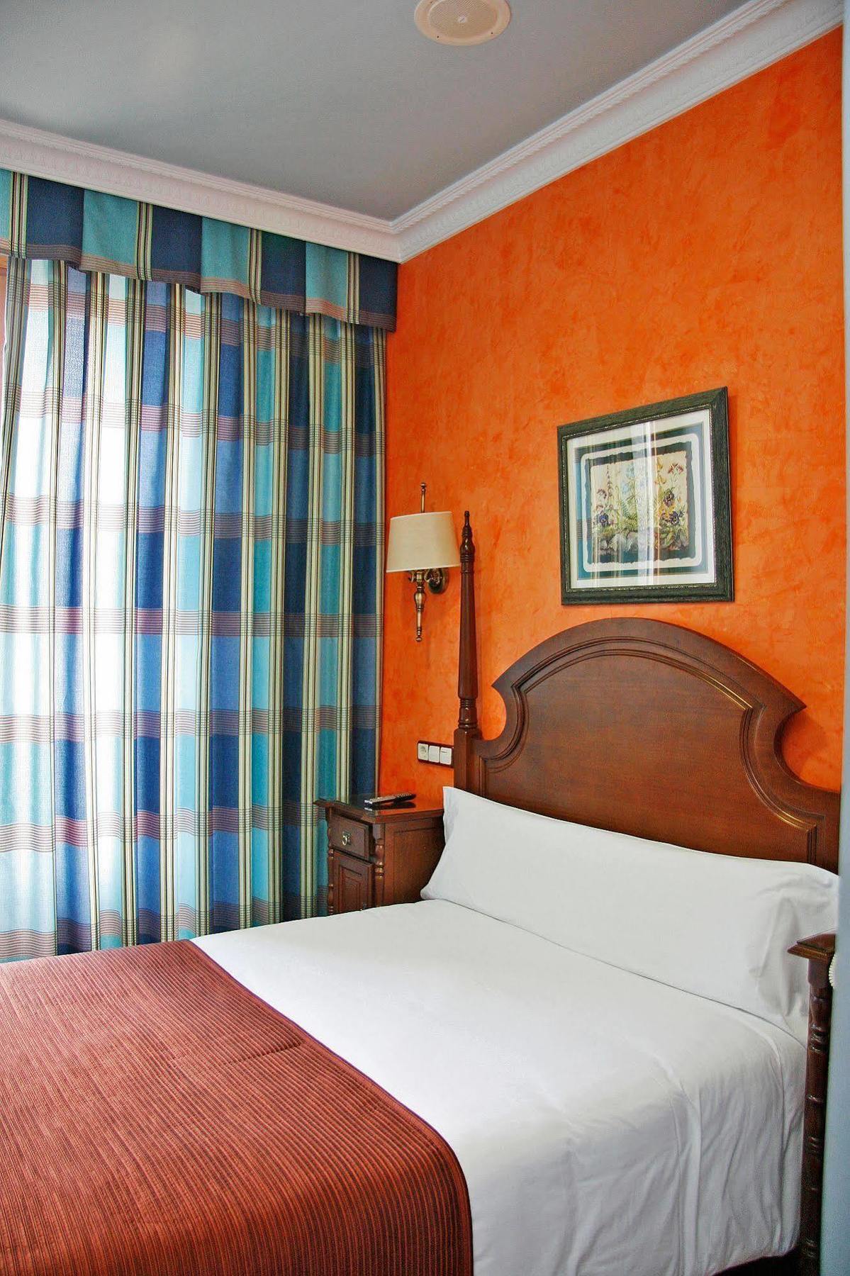 Hostal Victoria II Madrid Exterior photo