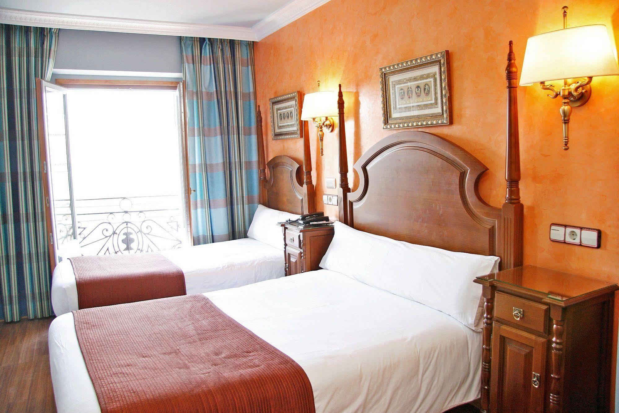 Hostal Victoria II Madrid Exterior photo