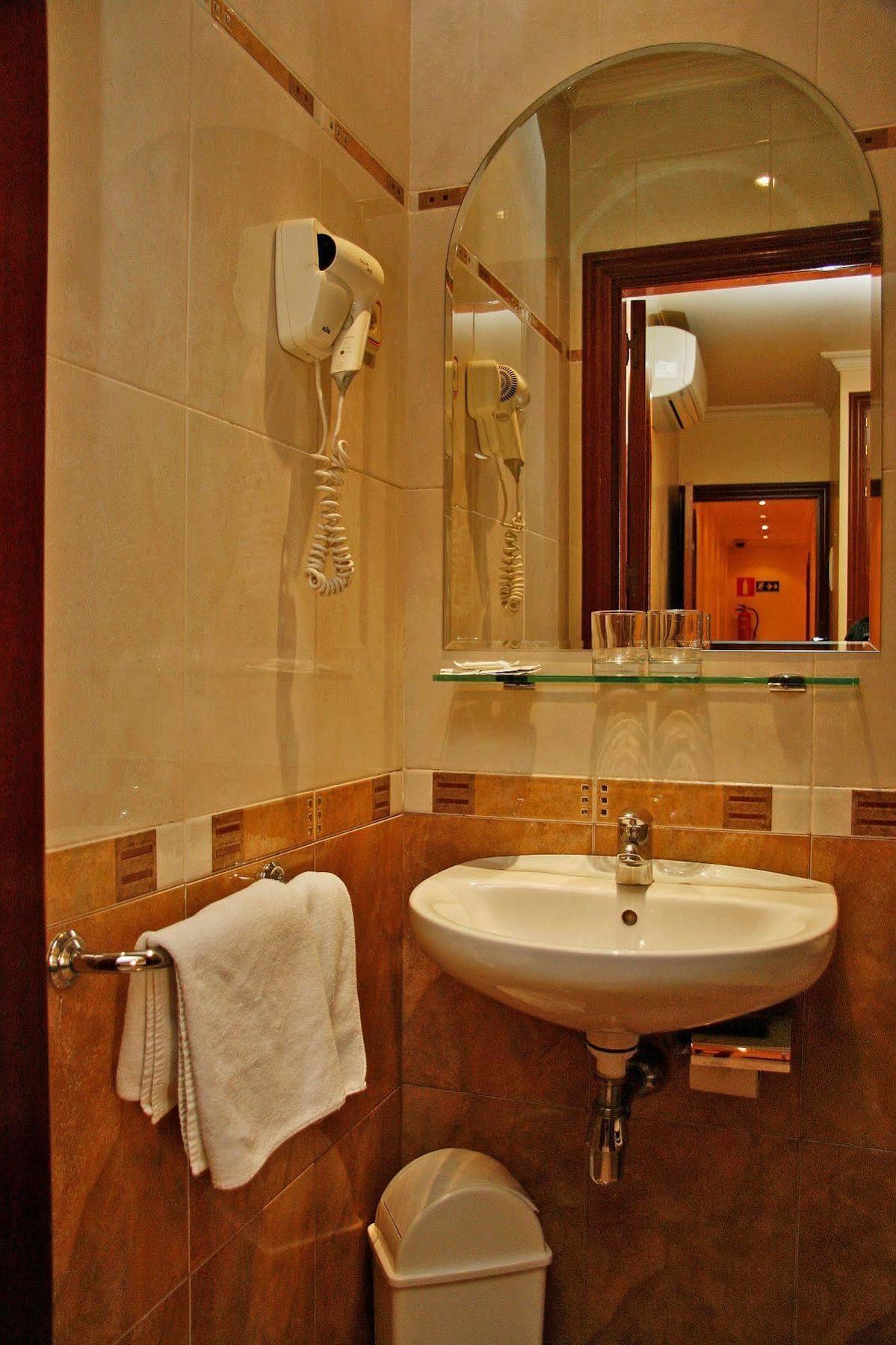 Hostal Victoria II Madrid Exterior photo